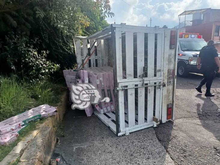 Vuelca camioneta en la colonia Hidalgo de Xalapa