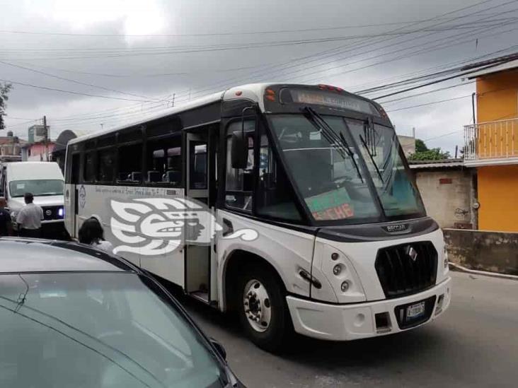 Camioneta choca contra autobús en Xalapa; hay 7 lesionados