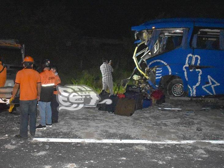 Autobús choca contra tráiler en libramiento de Dos Ríos; hay 3 muertos y 27 heridos