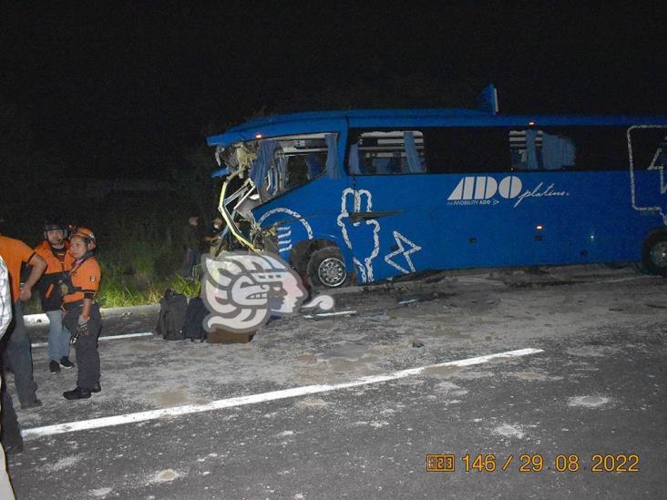 Autobús choca contra tráiler en libramiento de Dos Ríos; hay 3 muertos y 27 heridos