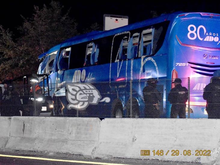 Autobús choca contra tráiler en libramiento de Dos Ríos; hay 3 muertos y 27 heridos