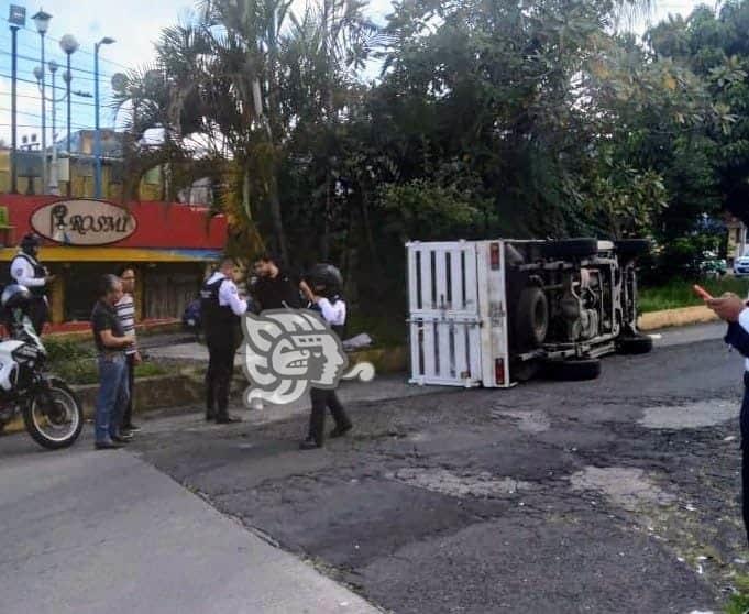 Vuelca camioneta en la colonia Hidalgo de Xalapa