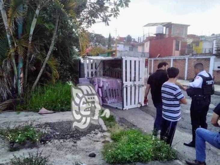 Vuelca camioneta en la colonia Hidalgo de Xalapa