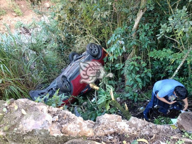 Automóvil cae en arroyo de aguas negras cerca de Murillo Vidal, en Xalapa