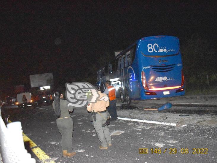 Autobús choca contra tráiler en libramiento de Dos Ríos; hay 3 muertos y 27 heridos