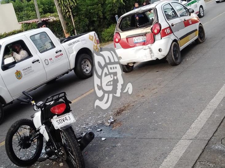 Motociclista choca contra taxi en la Coatepec-Trancas