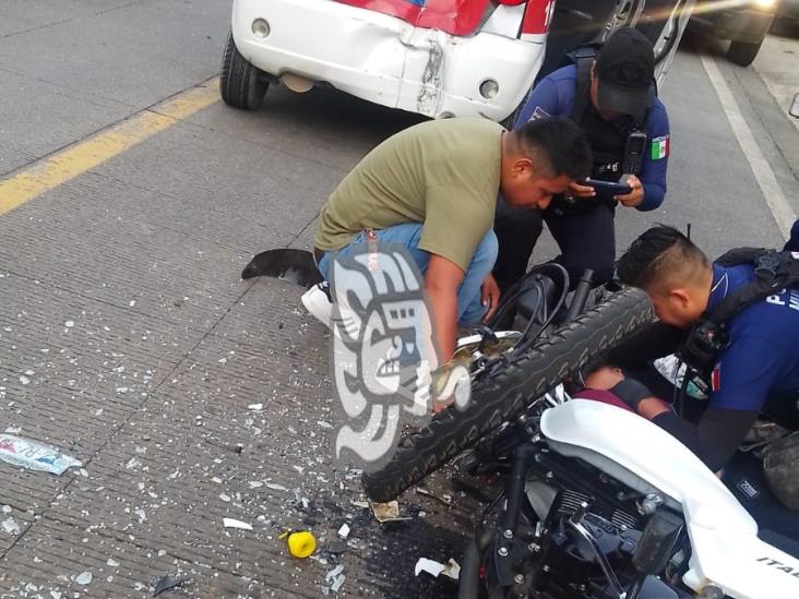 Motociclista choca contra taxi en la Coatepec-Trancas