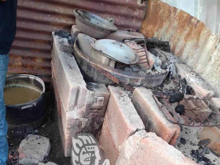 (+Video) Claman apoyo; su humilde vivienda se incendió mientras vendían tamales