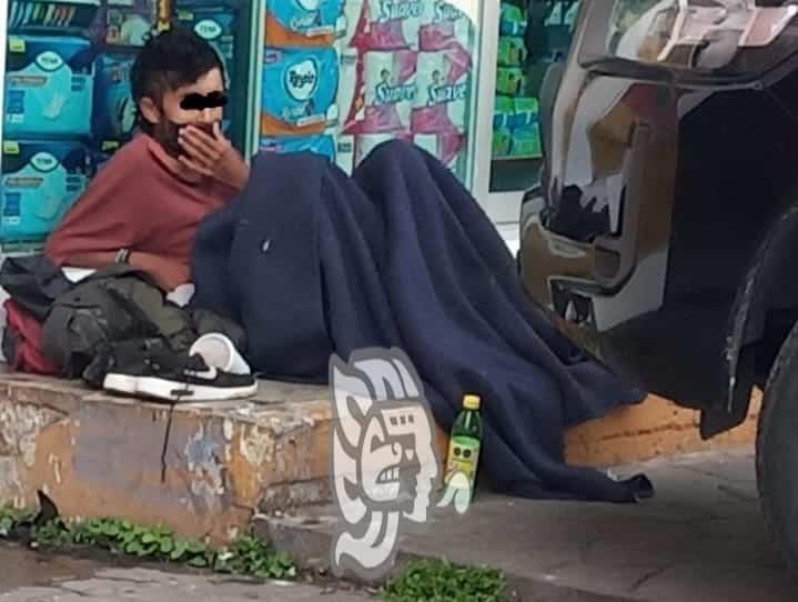 Muy enfermo, hombre en situación de calle es llevado a un hospital de Xalapa