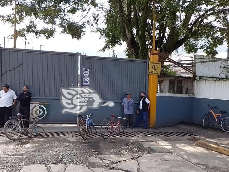 (+Video) En demanda de pagos, jubilados toman bodega del ingenio El Carmen