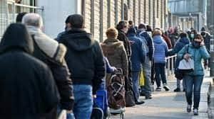 (+Vídeo) Crisis alimentaria en Italia; hacen fila por pan y leche