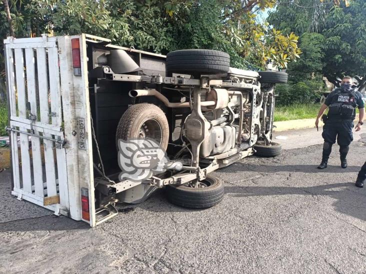 Vuelca camioneta en la colonia Hidalgo de Xalapa