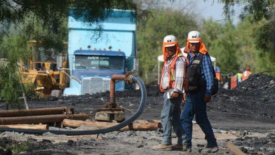 Sin personal adecuado, así buscan a mineros atrapados en Coahuila: familiares