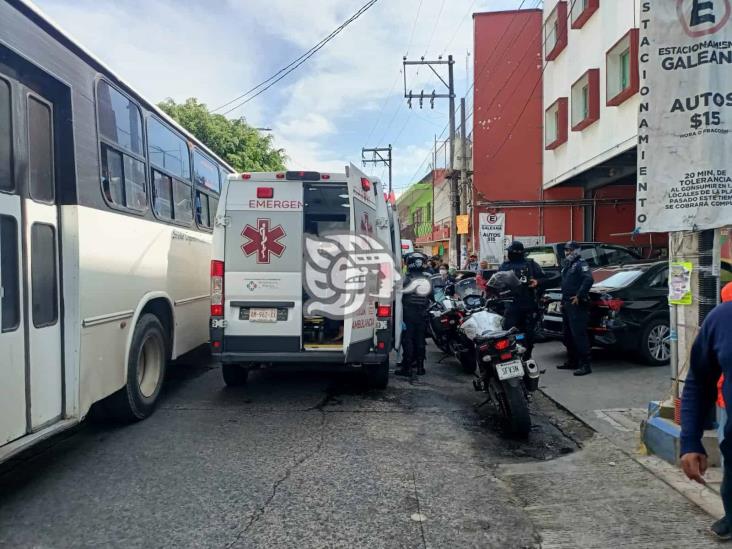 Muy enfermo, hombre en situación de calle es llevado a un hospital de Xalapa