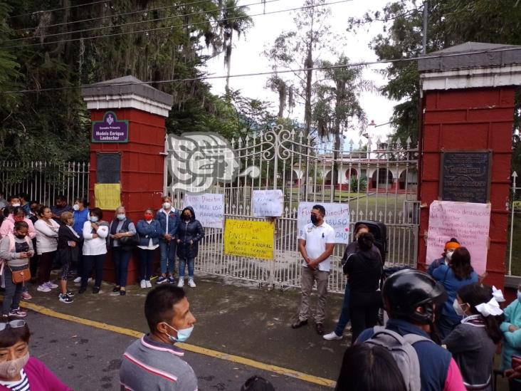 (+Video) Esta escuela de Orizaba no tuvo clases; maestras exigen salida del director