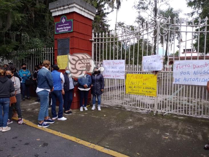 (+Video) Esta escuela de Orizaba no tuvo clases; maestras exigen salida del director