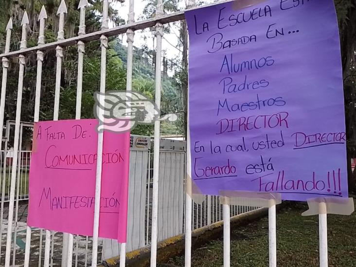 (+Video) Esta escuela de Orizaba no tuvo clases; maestras exigen salida del director