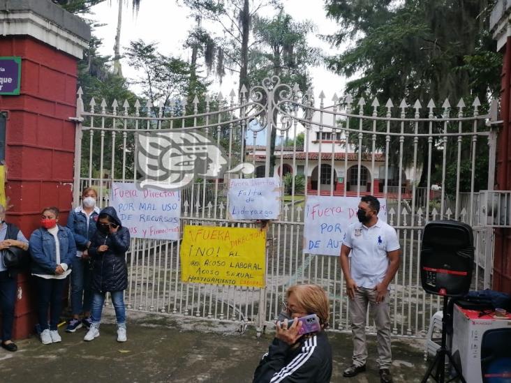 (+Video) Esta escuela de Orizaba no tuvo clases; maestras exigen salida del director