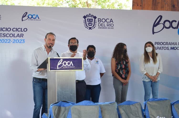 Entrega alcalde de Boca del Río paquete de útiles escolares (+Video)