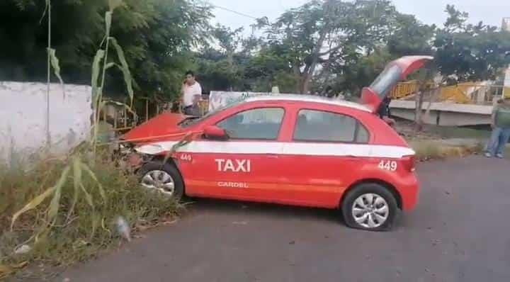 Fuerte accidente por choque entre una camioneta y un taxi en Puente Nacional