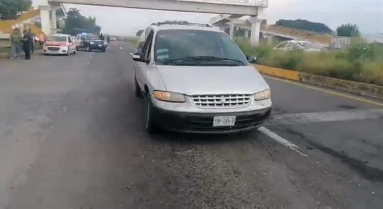 Fuerte accidente por choque entre una camioneta y un taxi en Puente Nacional