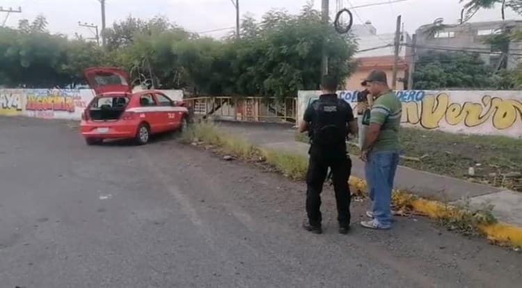 Fuerte accidente por choque entre una camioneta y un taxi en Puente Nacional