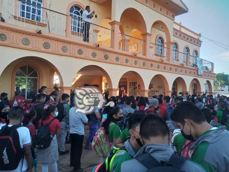 Protestan en el Palacio Municipal de Pajapan, por falta de docentes