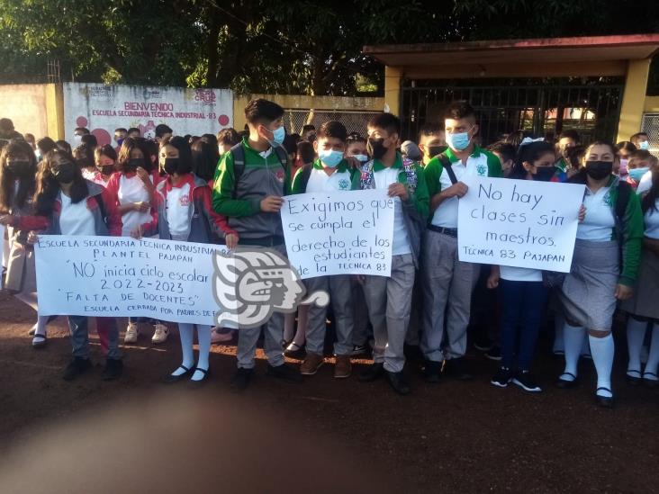 Protestan en el Palacio Municipal de Pajapan, por falta de docentes