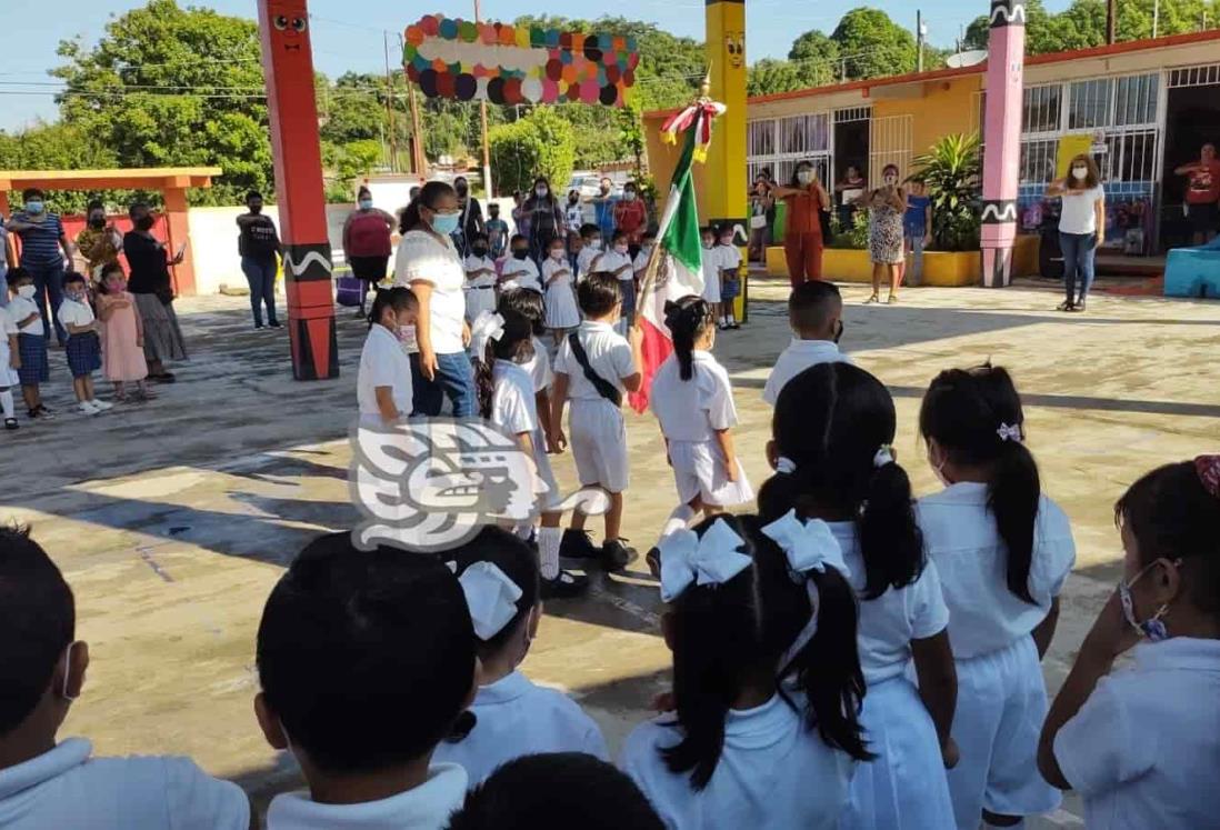 Regresan a las aulas estudiantes de Moloacán