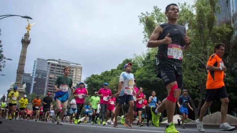 Van contra sujeto que puso alcohol a vasos de corredores de maratón de CDMX