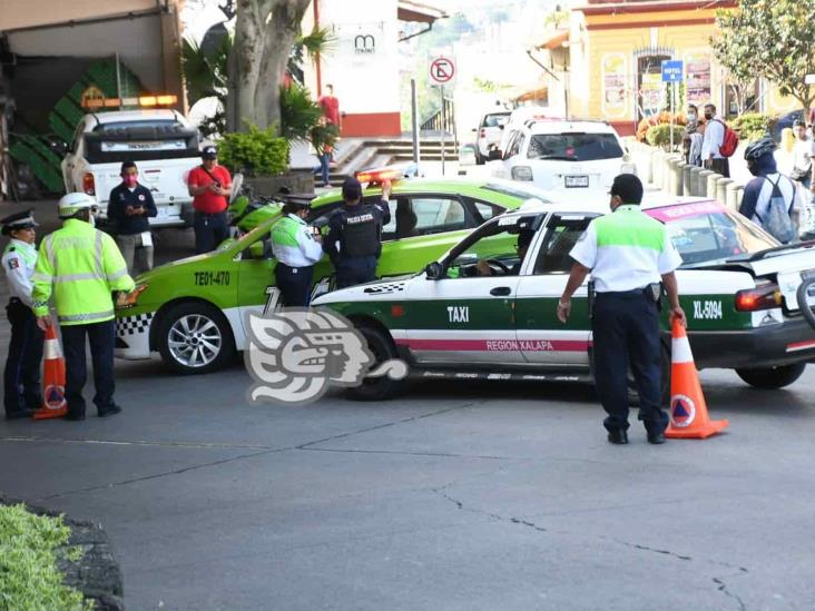 Taxi atropella a ciclista en entrada a viaducto de Xalapa