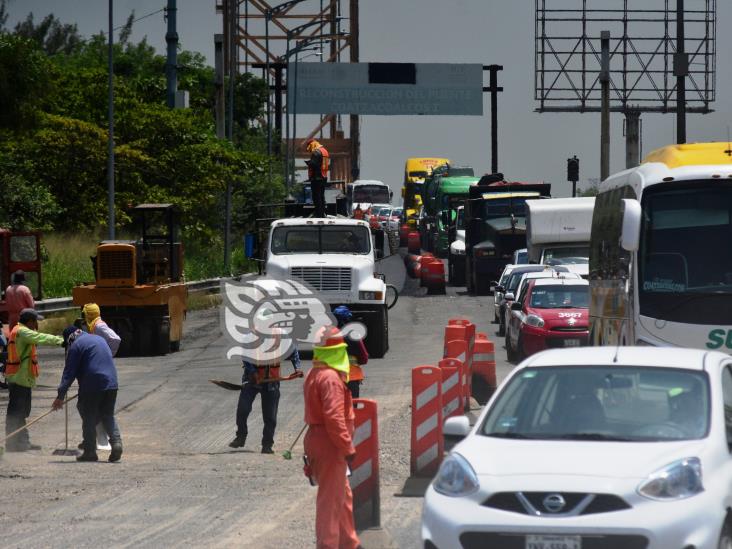 (+Video) Embotellamiento en acceso a Coatza por trabajos en la Costera del Golfo