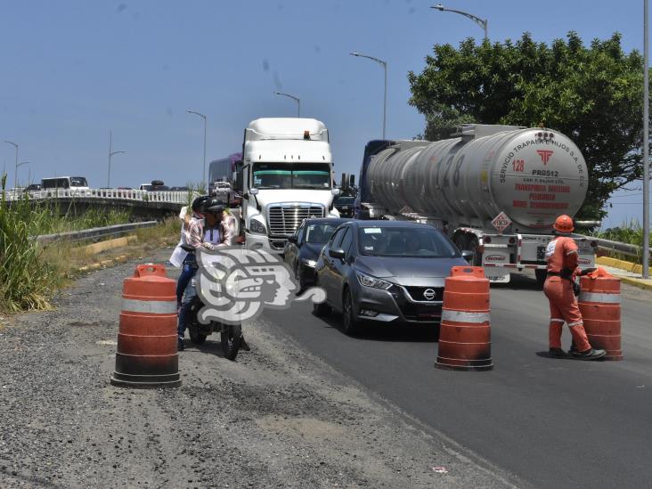 (+Video) Embotellamiento en acceso a Coatza por trabajos en la Costera del Golfo