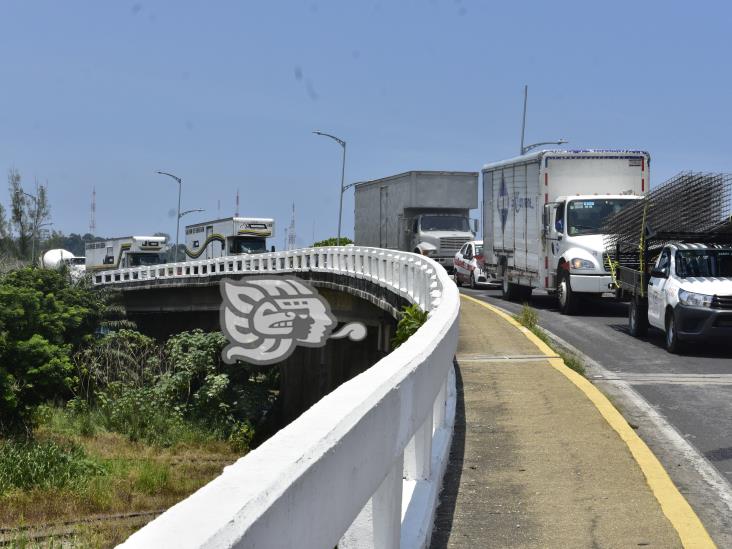 (+Video) Embotellamiento en acceso a Coatza por trabajos en la Costera del Golfo