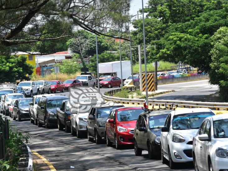 (+Video) Embotellamiento en acceso a Coatza por trabajos en la Costera del Golfo