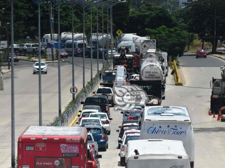 (+Video) Embotellamiento en acceso a Coatza por trabajos en la Costera del Golfo