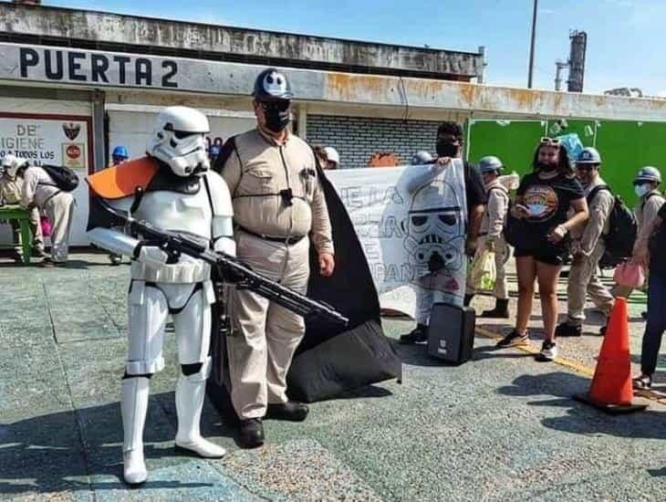 Petrolero se jubila al estilo de la Guerra de las Galaxias