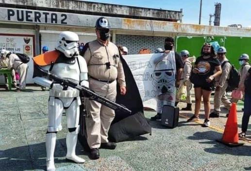 Petrolero se jubila al estilo de la Guerra de las Galaxias
