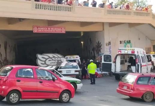 Taxi atropella a ciclista en entrada a viaducto de Xalapa