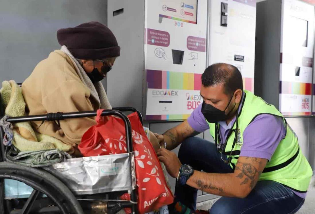 Abandonan a mujer mayor en estación del Mexibús