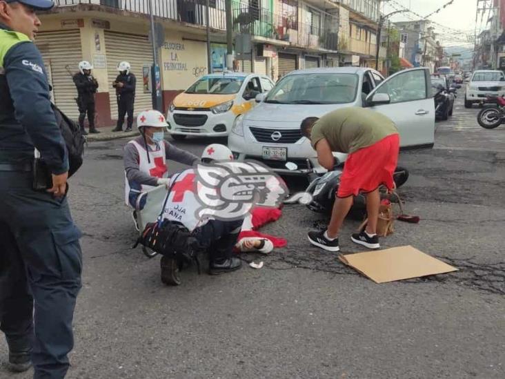 Vehículo embiste motocicleta en Córdoba; hubo dos heridos