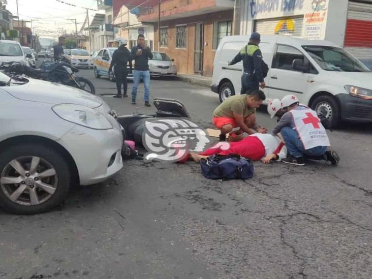 Vehículo embiste motocicleta en Córdoba; hubo dos heridos