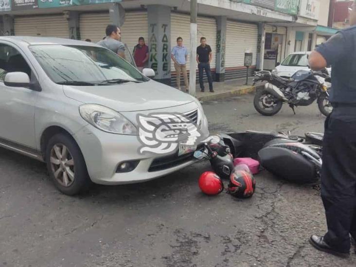 Vehículo embiste motocicleta en Córdoba; hubo dos heridos