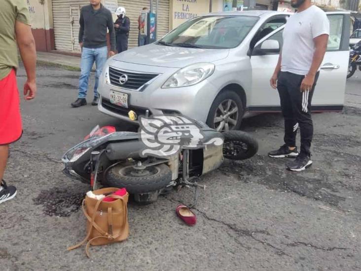 Vehículo embiste motocicleta en Córdoba; hubo dos heridos