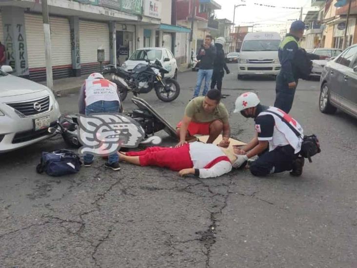 Vehículo embiste motocicleta en Córdoba; hubo dos heridos