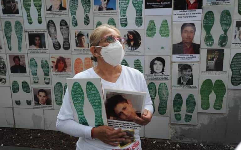 Familiares de desaparecidos colocan fotografías en instalaciones de la FGR