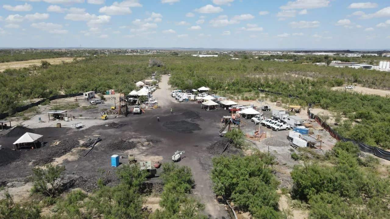 Familiares de mineros atrapados en Coahuila levantan campamento