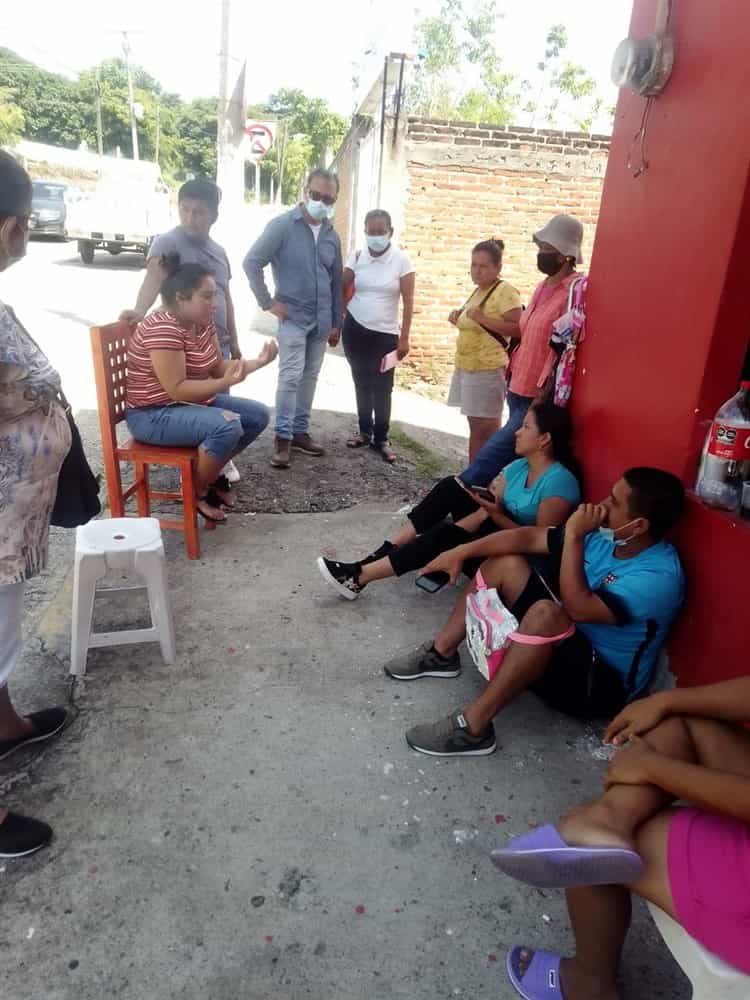 Se manifiestan en escuela de Paso de Ovejas, piden la renuncia del director