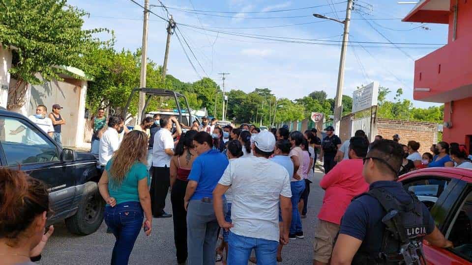 Se manifiestan en escuela de Paso de Ovejas, piden la renuncia del director