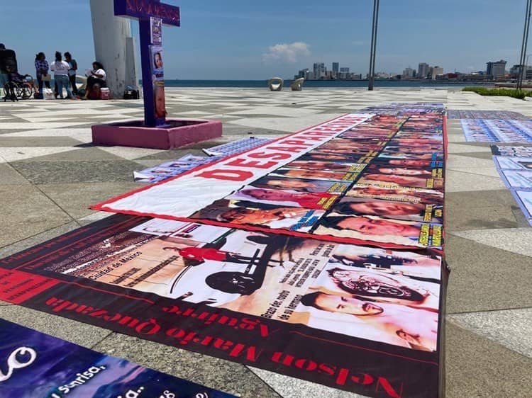 Familiares de personas desaparecidas se manifiestan en el asta bandera de Veracruz